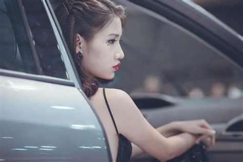 무료 이미지 사람들 소녀 여자 사진술 운전 아시아 사람 다리 초상화 모델 차량 유행 레이디 헤어 스타일 안경 아름다움 금발 사진 촬영 갈색
