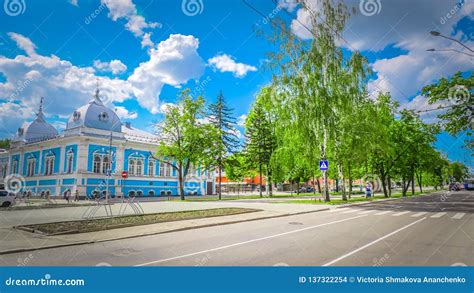 Central Gata Med Historiska Byggnader I Centret Av Barnaul I Sibirien