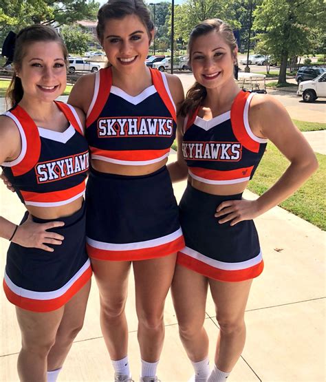 College Cheerleading Poses Stunts Hot Cheerleaders Cheerleading Outfits Cheerleading Team