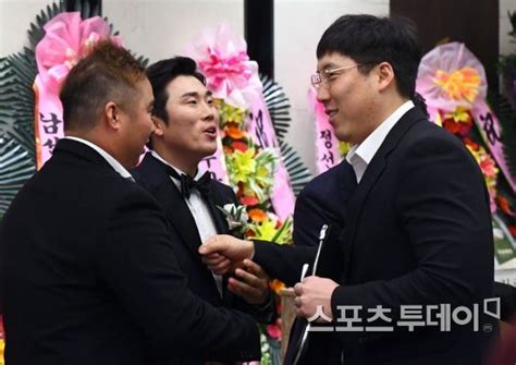 Maybe you would like to learn more about one of these? ST포토 유희관-김현수 '허경민 결혼 축하해'