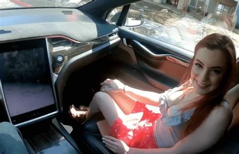 Watch online yang viral di indonesiaxxx videos online! Hicieron una película porno ¡en un auto Tesla con piloto ...