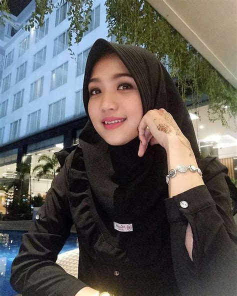 mahasiswi hijaber cantik kekinian gadis hijaber di 2020 kecantikan kecantikan orang asia