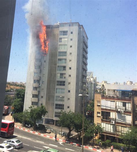 תושבים בעיר נקראו לסגור חלונות @rubih67 pic.twitter.com/xe8ewublxp. שריפה גדולה כובתה בבניין ליד נתיבי איילון