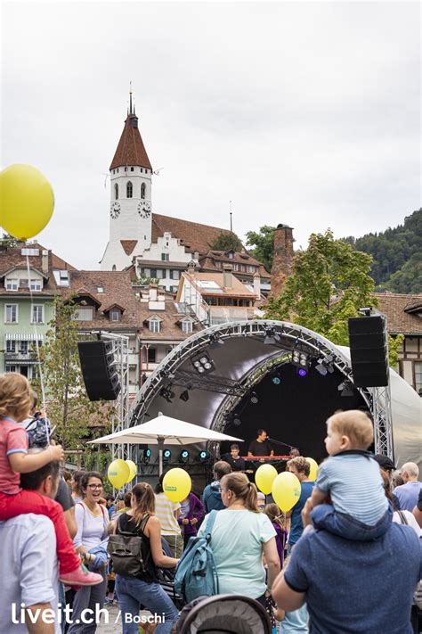 Dem schweizer publikum ist er vor allem durch die sendung kassensturz bekannt, die wöchentlich auf srf 1 ausgestrahlt wird. liveit.ch | Ueli Schmezer & Chinderland Band am THunfest 2019