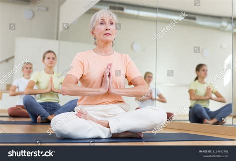 Group People Different Ages Sitting Lotus库存照片2124652781 Shutterstock