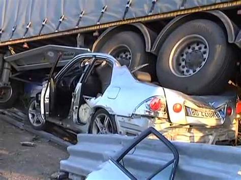 Jun 09, 2021 · a13: Schwerer unfall in Italien pkw unter dem LKW - YouTube