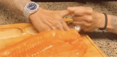 Chef divide opiniões ao sensualizar salmão e filetar peça com as mãos