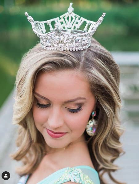Pin By Jacqueline Wibowo On Crown Photos Pageant Headshots Pageant Photography Pageant Crowns