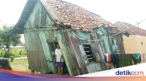 Potret Miris Sekeluarga Di Palembang Tinggali Rumah Nyaris Roboh
