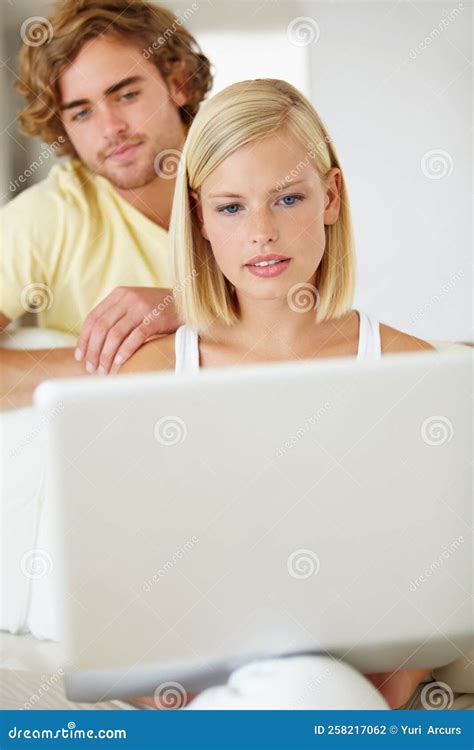 Utilizar Una Laptop Juntos Una Bella Joven Mirando Una Laptop Mientras