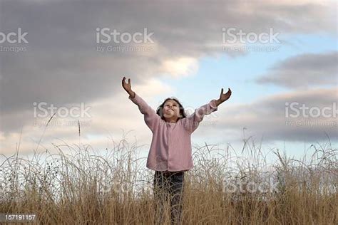 행복함 여자아이 닿음 스카이 및 루킹 바라요 아이에 대한 스톡 사진 및 기타 이미지 아이 닿음 하늘 Istock