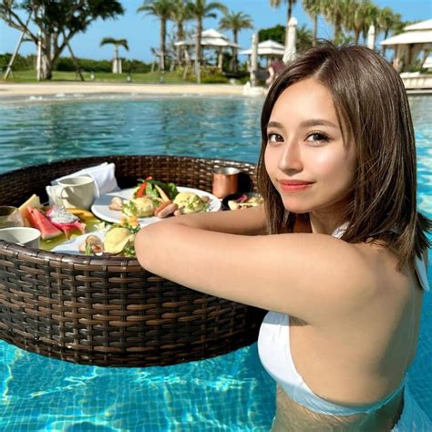 なーちゃんさんのインスタグラム写真 なーちゃんinstagram 「・ 憧れだったプールでのブレックファースト🥣 どうやって食べるんだろうと思ってたらこれは写真用でプールに浮かべてるだけ