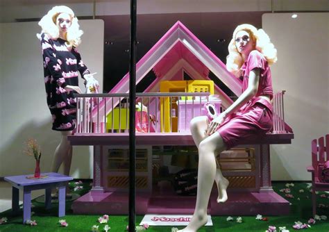Pin De Mary Bella En Living Dolls Escaparates Tiendas Disenos De Unas