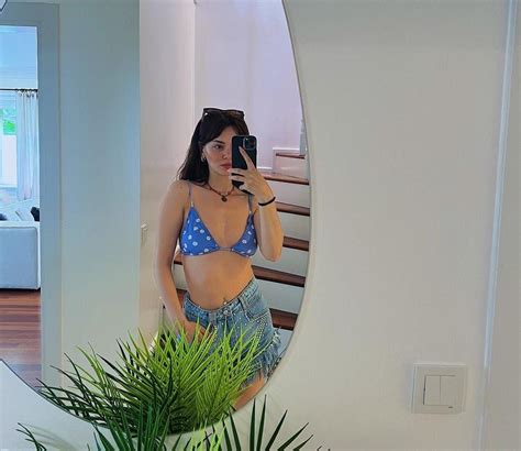 Seray Kaya nın bikinili pozları akılları aldı 32 yaşındaki oyuncu 18
