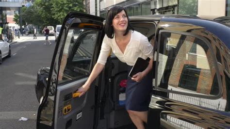 Vidéos Et Rushes De Women In Cab Getty Images