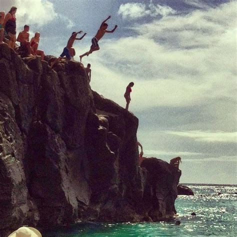 Waimea Bay Cliff Jumping North Shore Oahu Pictures Of People Cool