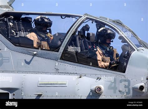 Ah 1z Super Cobra Pilots With Marine Medium Tiltrotor Squadron 163