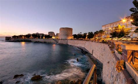 Alghero La Frizzante Città Catalana Affacciata Sul Mare Della Sardegna