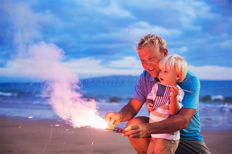 Fuochi D Artificio Di Illuminazione Del Figlio E Del Padre Immagine Stock Immagine Di Luglio