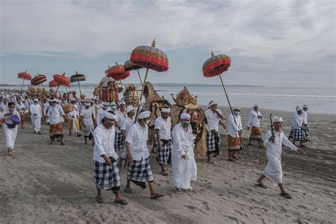 In Photos Balinese Hindus Perform Purification Ritual Amid Pandemic