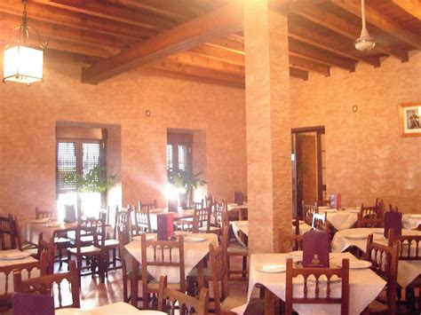 Su extensión superficial es de 325 km² y tiene una densidad de 15,69 hab/km². Castilblanco de los Arroyos (Sevilla): Qué ver y dónde dormir