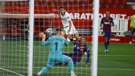 I leader della liga hanno tenuto di più l'iniziativa, come testimonia il predominio nel possesso palla, e tirato di più in porta. Sevilla-Barcelona | Vestuarios Elogio al trabajo y lamento ...