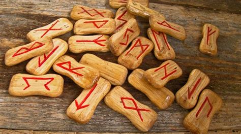 A Guide To Icelandic Runes Guide To Iceland Les Runes Norse Runes
