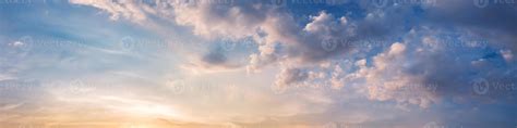 Espectacular Cielo Panorámico Con Nubes En La Hora Del Amanecer Y El Atardecer Imagen
