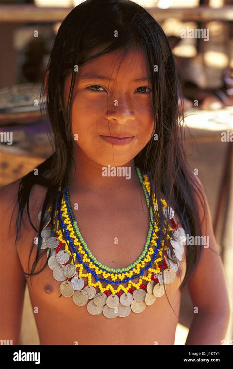 Panama Chagres National Park Embera Indianer Mädchen Porträt Kein Model Release