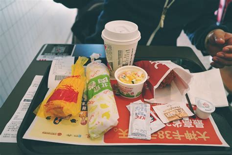 Set on the wooden plate with a black background. Kota Tua Lijiang yang Dingin dengan KFC dan Starbucks di ...
