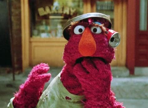 Sustantivo de género exclusivamente femenino, que lleva los artículos la o una en singular, y las o unas en plural. Telly Monster - Muppet Wiki