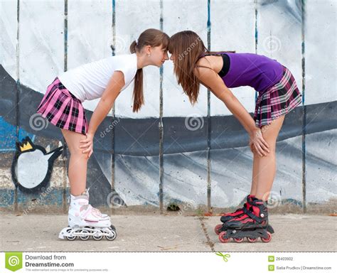 Twee Leuke Tieners Op Rolschaatsen Die Pret Hebben Stock Foto Image