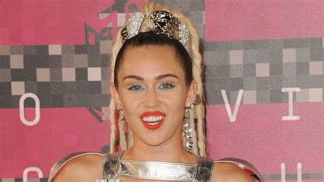 miley cyrus plans to strip naked in concert and wants audience nude too glamour uk