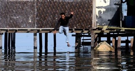 Federal territories (kuala lumpur, putrajaya, labuan). A Man Jumped Into Sea To Avoid Getting Arrested For ...