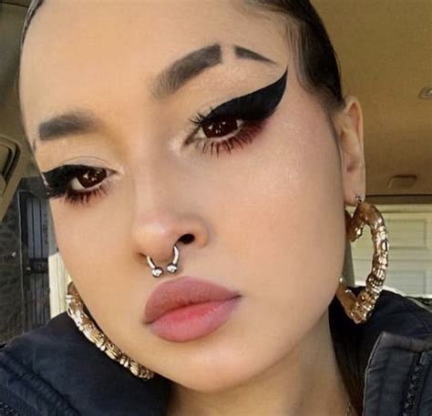 Pin By 𝑀𝑎𝑟𝑖 シ On Makeup Ideas And Body Art Goth Eye Makeup No Eyeliner