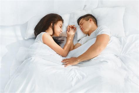 What Your Sleep Position Says About Your Relationship Sleepy People