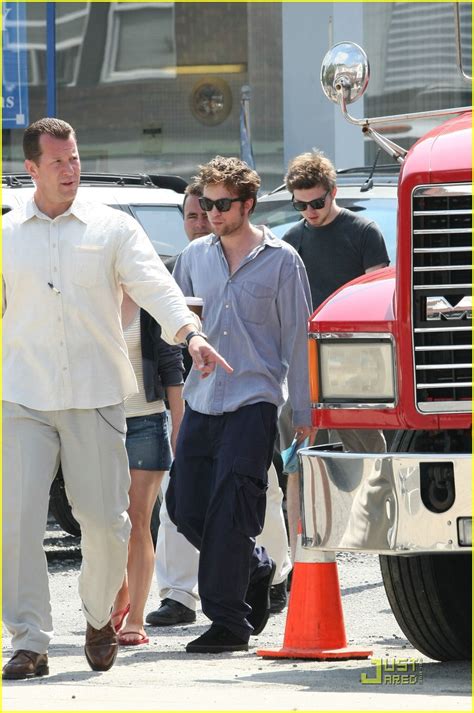 Na een brainstormsessie met zijn leidinggevenden verandert rosenberg. Robert Pattinson: Dunkin Donuts Dude | Photo 206061 ...