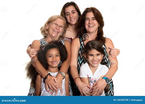 Abrazo Multirracial De La Familia Abuela Mam Y Sus Hijas De Tres