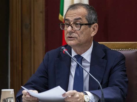 Tria risponde all'Ue: "La manovra non cambia". Nuovo attacco dall'Austria