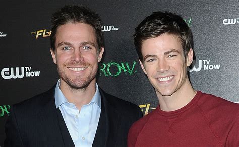 stephen amell praises grant gustin s response to ‘flash co star s offensive tweets grant