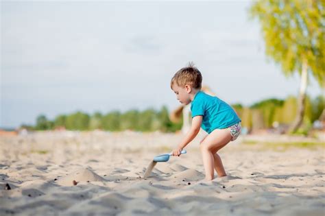Niño Jugando En La Playa Juego De Niños En El Mar En Vacaciones