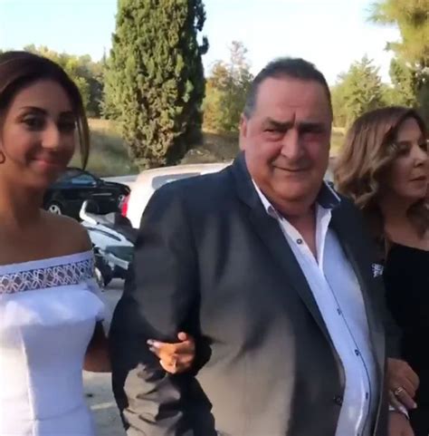 Έχει δύο αδέρφια, τον δαμιανό και την αναστασία. Βασίλης Καρράς: Πάντρεψε την κόρη του στη Θεσσαλονίκη ...