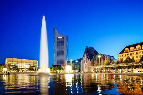 It lies just above the junction of the pleisse, parthe, and weisse elster rivers, about 115 miles (185 km) southwest of berlin. Leipzig Gezi Rehberi