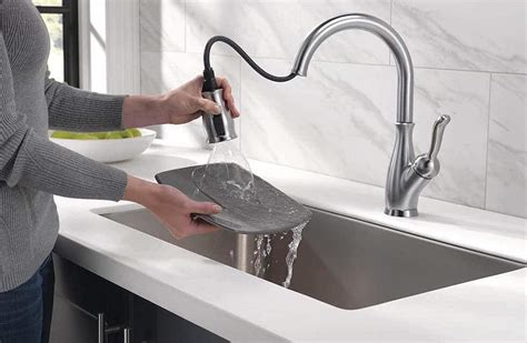 Plus you'll gain added benefits such as magnatite docking and diamond seal. Delta Kitchen Faucet Review: Leland Single-Handle Kitchen ...