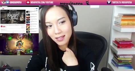 chica gamer que se masturba en vivo descuido 18