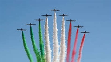 A Ponente Lo Spettacolo Delle Frecce Tricolori