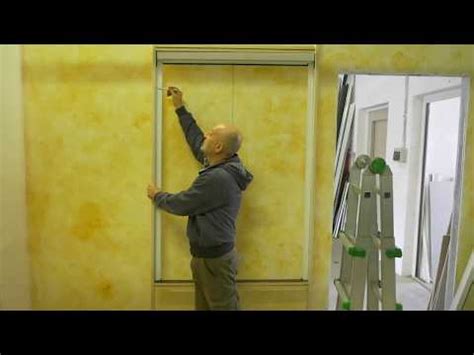 Taglia una striscia di nastro adesivo sufficiente da rivestire il foro. come prendere le misure e montare una zanzariera verticale ...