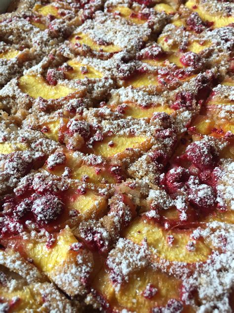 Hallo, wir wollen kuchen backen und das backblech ist total schmierig und verbranntes zeug ist oben. Pfirsich-Himbeer Kuchen | Himbeer kuchen, Einfache ...