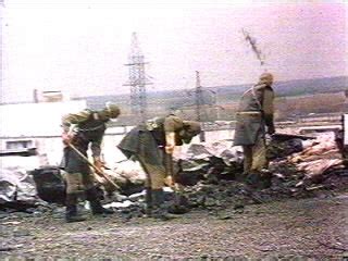 Unter freiem himmel nahe der feuerwache sind die maschinen ausgestellt, mit denen die folgen der havarie. Foto e testimonianze dei liquidatori - Cerro Chernobyl