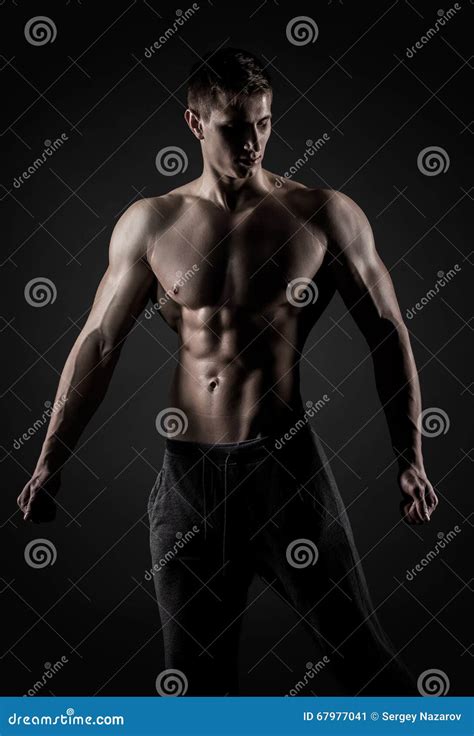 Uomo Muscolare Sexy Che Posa Con Il Torso Nudo Su Fondo Nero Immagine Stock Immagine Di Sano